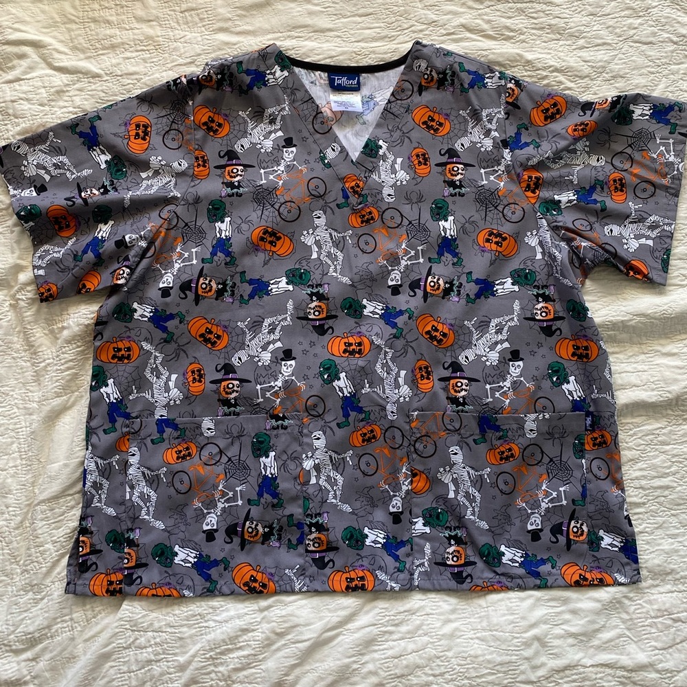 Halloween print scrub top by Tafford